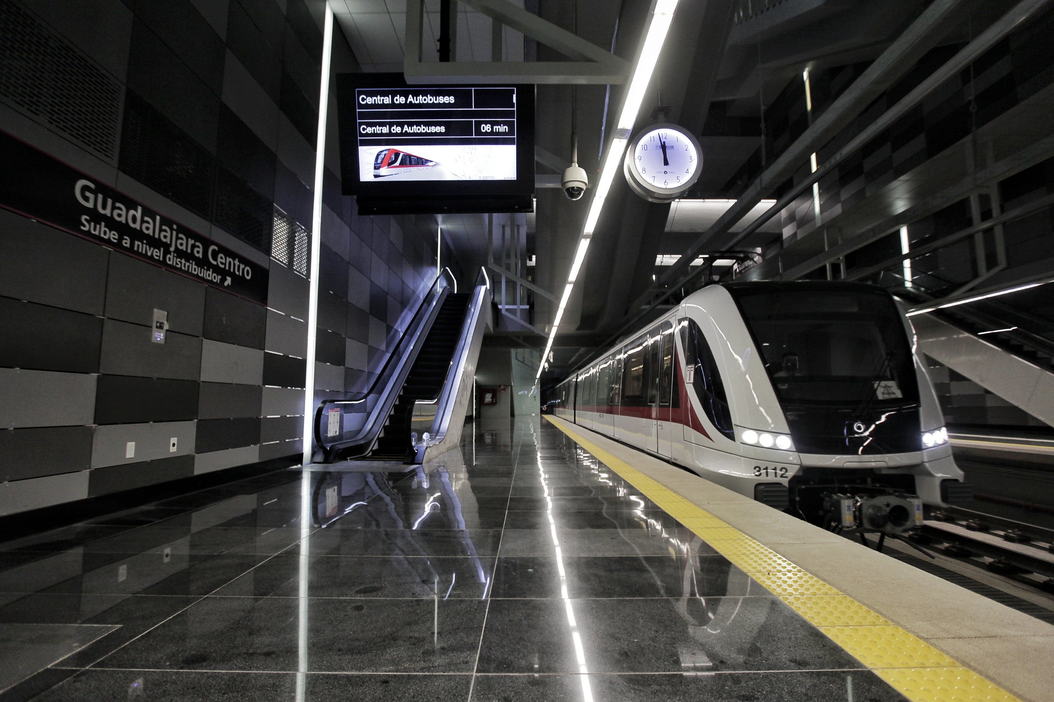 Suministro y Ejecuciòn De Cerramiento De Fachadas (HPL, Fibrocemento y Parklex), Colocación De Pavimentos Laminados (Piso de Granito), Suministro y Ejecución de Trasdosados con Placa de Yeso Laminado (Muros, Plafones y Lambrines de Durock y Tablaroca), Suministro y Colocación de Revestimiento Cerámico en Locales Técnicos, Suministro y Ejecuciòn de Revestimientos ContinuosPara el tramo de “LA LINEA DEL TREN LIGERO En Zapopan Guadalajara y Tlaquepaque”.