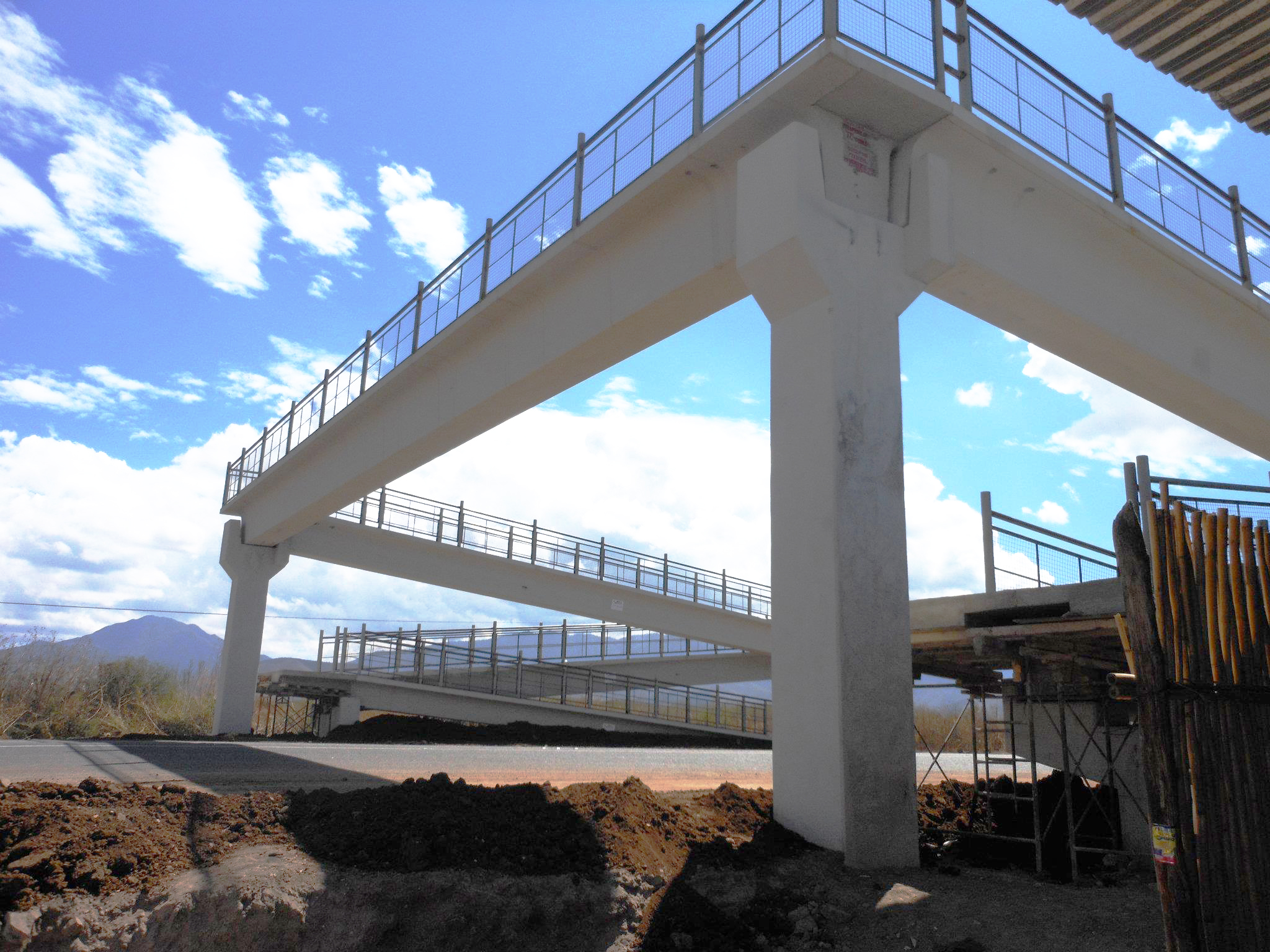 Pasos peatonales San Pedro Apóstol km. 139+940 y Magdalena Ocotlán ubicado en el km.142+208. Incluyendo rampas y casetas de espera en el tramo Ocotlán Ejutla de la carretera, Oaxaca-Puerto Escondido.