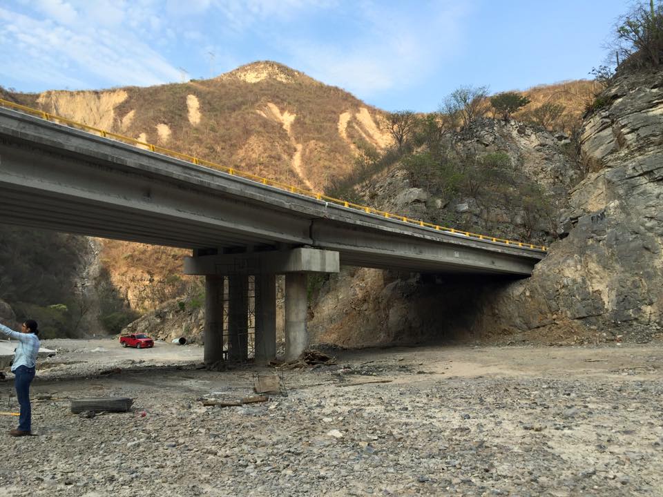Obra de emergencia en el estado de Guerrero; Trabajo de terracería y drenaje de carreteras alimentadoras construcción puente casa Verde