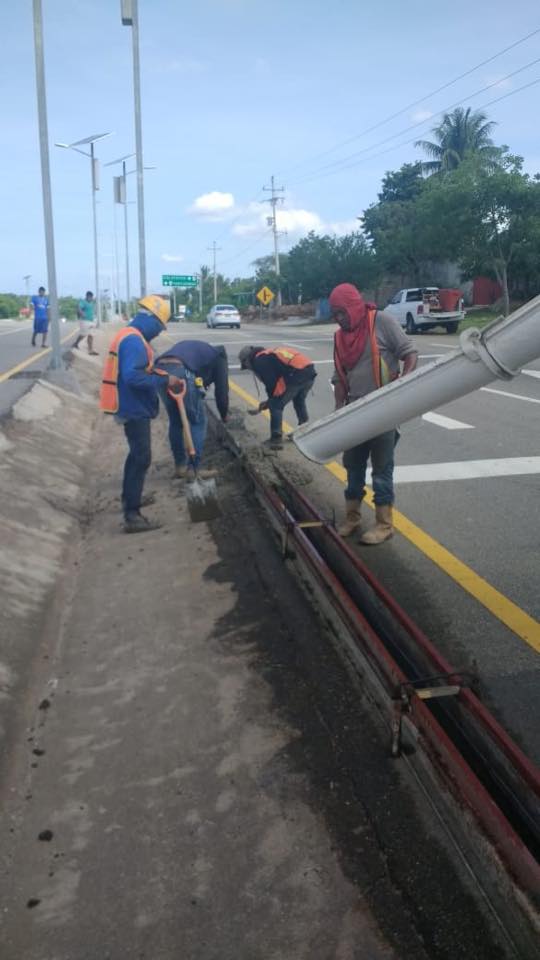 Construcción de los entronques a nivel: Valdeflores km167+400 Mazunte km197+ 981 y la Florida km200+780. Con trabajos de terracerías,obras de drenaje, obra complementaria de pavimentación con carpeta de concreto asfáltico y señalamiento en Puerto Escondido-Pochutla. Carretera Oaxaca